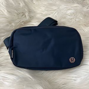 Lululemon Everywhere Belt Bag (Navy)